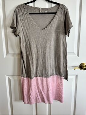 Magnolia Pearl Women’s Taupe and Pink Two-Tone V-Neck Top One Size